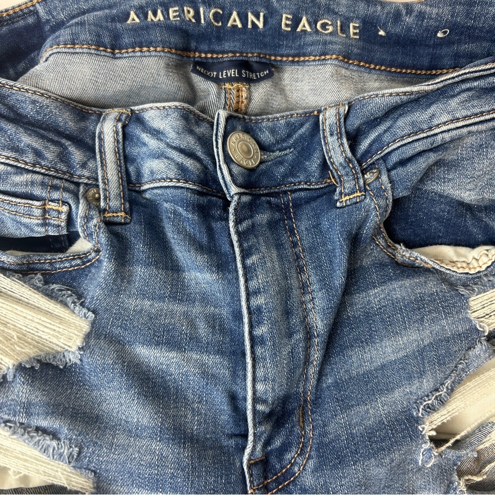 American Eagle Women’s Shorts Size 8 Distressed Dark Medium Wash Hi Rise Shortie - Picture 6 of 10